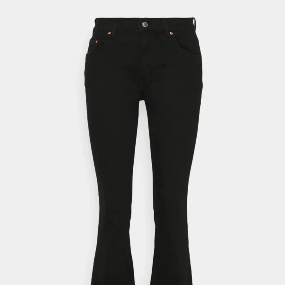 Säljer svarta lågmidjade bootcut jeans från Gina då jag knappt använder dem. Materialet är ganska tunt och skönt . Jeans & Byxor.