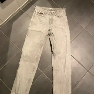 Lågmidjade raka jeans från Ginatricot. Inga defekter och sparsamt använda. De är i storlek 32 men jag skulle säga att de är stora i storleken för passar mig som är 169. 