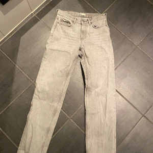 Low waist straight jeans - Lågmidjade raka jeans från Ginatricot. Inga defekter och sparsamt använda. De är i storlek 32 men jag skulle säga att de är stora i storleken för passar mig som är 169. 