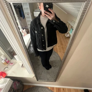 Jeans jacka  - Svart jeans jacka i väldigt fint skick, använd enstaka gång🩷