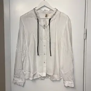 Snygg vit skjorta från hm med fina detaljer. Helt ny o oanvänd så lappen kvar 