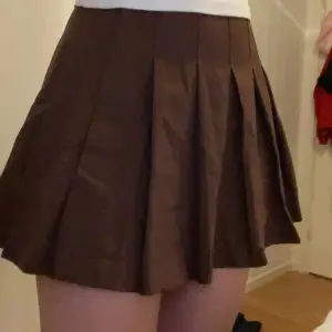 Jätte söt brun kjol som jag tyvärr inte kunnat använda då den är för stor i midjan, Storlek 36/ S ungefär Inte för kort Har inga skador eller fläckar