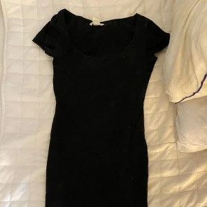 svart t-shirt klänning  - bara använd ett fåtal gånger förra sommaren, jättefin från h&m