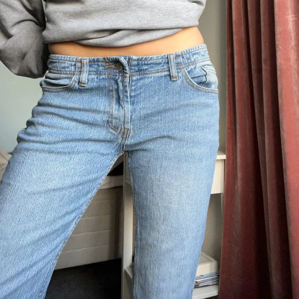 Utsvängda ljusblåa jeans från Brandy Melville, skriv privat för fler bilder . Jeans & Byxor.