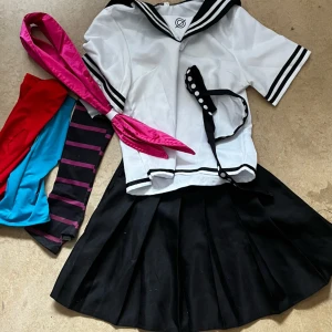 Ibuki Mioda Danganronpa Cosplay - Ibuki Mioda cosplay. Är köpt från Amazon i storlek L. I tredje bilden kan man se kläderna på mig som referens så är jag 154 cm lång och har vanligtvis kläder i storlek S. Den har bara använts 2 - 3 gånger förut. Har bra kvalite och är inte sönder.