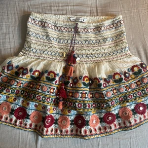 ZARA KJOL - Säljer denhär skitsnygga slutsålda kjolen från zara💘