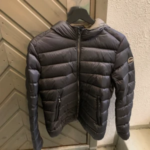 Colmar damjacka - nyskick - 2286N dunjacka från Colmar i färgen spike-shadow. Nypris 5000kr.  Storlek 44 i italienska storlekar, men skulle säga att den passar en S eller en liten M (väldigt små i storlek generellt).  Finns att hämta i Vasastan alternantivt skickas.