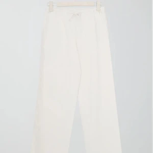 Linnebyxor från Gina Young  - Linnebyxor från Gina Young i strl 146/152. Inga defekter förekommer. Användts fåtal gånger. Säljer pga att de är för små för mig.