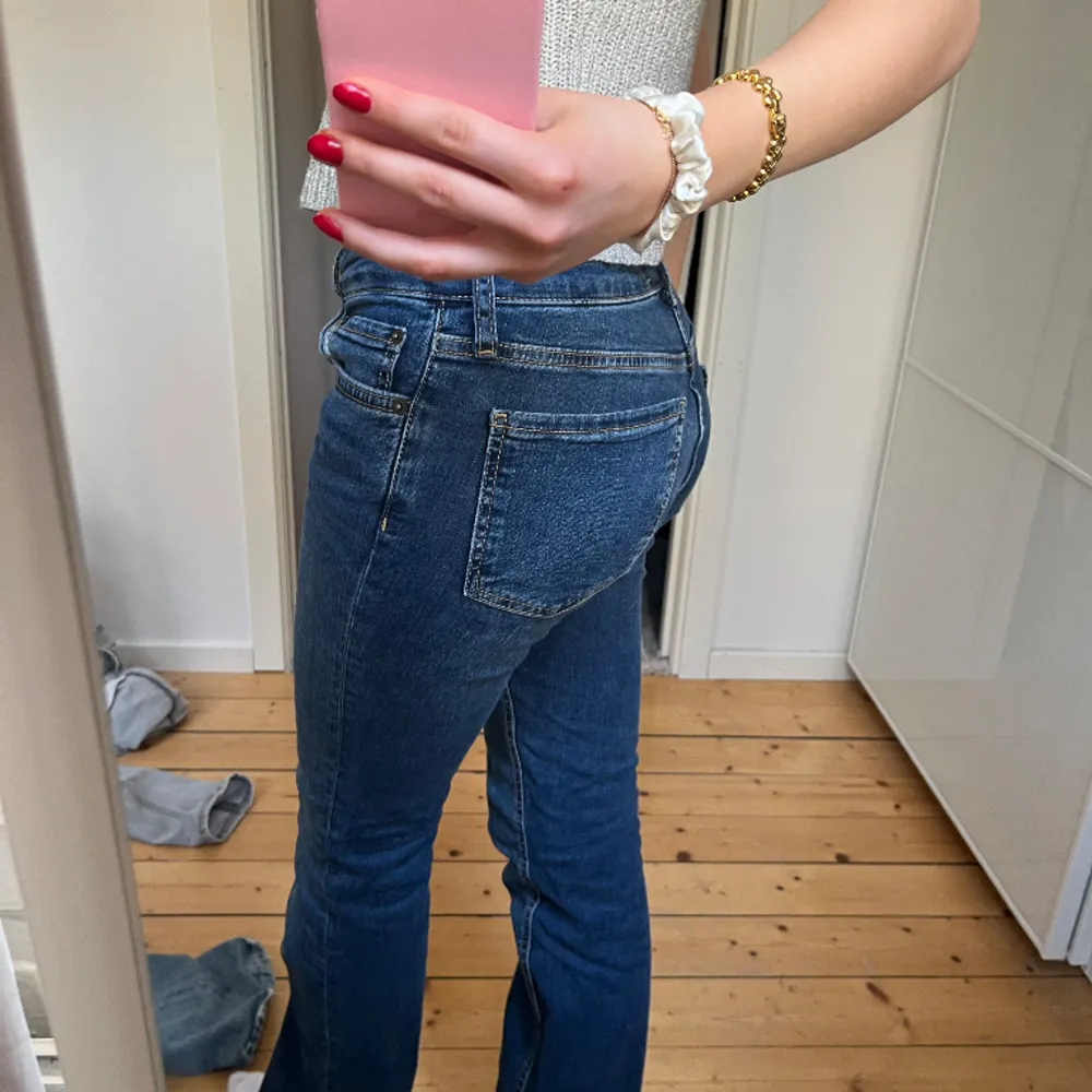 Super najs jeans från zara som tyvärr inte kommer till användning längre! De är bootcut och lågmidjade💙💙🩵. Jeans & Byxor.