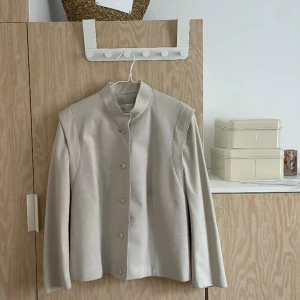 Vårjacka - Söt vårjacka i beige. Aldrig använd och därför i väldigt bra skick. 