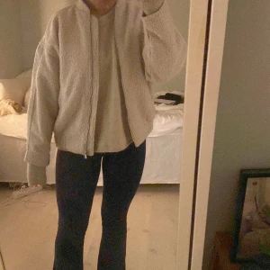 Teddy bomberjacka  - Jacka aldrig använd köpt från hm. Passar Xs-M beroende på hur man vill att den sitter. 