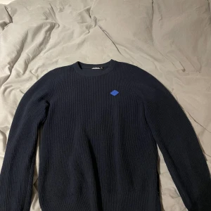 J.Lindeberg tröja - Säljer denna snygga tröja från J.Lindeberg. Köpt på Care of Carl för cirka ett år sedan men knappt använt den.  Storlek Small (passar M) 