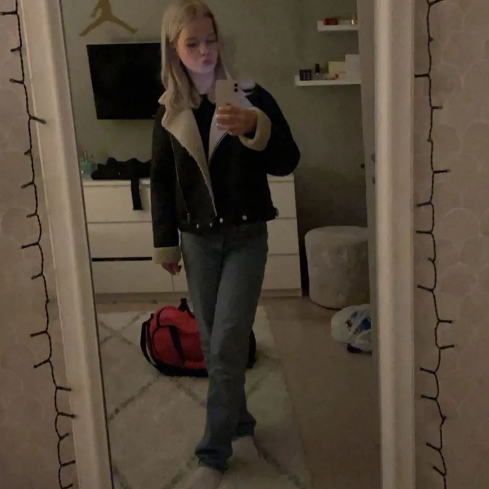 Säljer nu mina lågmidjade jeans från lager 157 då dom blivit för stora för mig. Modellen är ”ICON” dom är sparsamt använda och därav priset. Nypris 400. Jeans & Byxor.