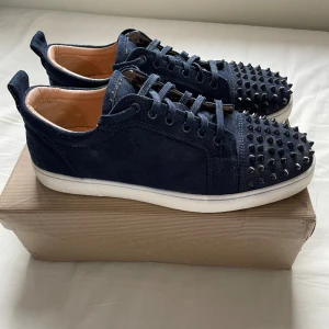 Christian Louboutin skor  - Hej, säljer nu dessa feta skor som inte kommer till användning längre!   Inte använda så mycket så skicket är 8/10 skulle jag säga, boxen har en skada som syns på bilden.  Perfekt nu till våren!