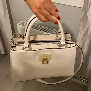 Guess väska - Har kvar prislappen, aldrig använt! Jättefin men har andra väskor i den modellen därför säljer jag🫶