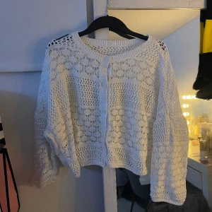 kofta - super fin ”stickad” kofta från indiska!! sååå bra och skön till sommaren💗💗 denna passar Xxs-M beroende på passform