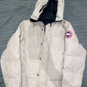Canada Goose Macmillan Parka - En Canada Goose Macmillan Parka som användes i två månader. Köptes för 15000 från johnells. Kvitto och utbetalning finns 