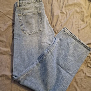 Byxor vida  - Byxor köpta på lager157  Dom är tajta vid midjan men vida längst ner , dottern har endast provat dom 1 gång  Storlek small 