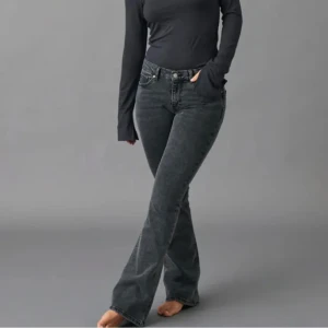 Low waist bootcut jeans - Säljer mina snygga jeans från Gina Tricot då de inte kommer till användning💕 Sitter jätte bra, använda få gånger 