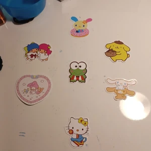 Sanrio klistermärken/stickers - 1st för 10kr, 5st för 38kr och alla 7st för 60kr Sanrio klistermärken säljes för behöver pengar. Väldigt bra skick, möts ej upp. Köperan står för frakten och kontakta innan köp. Från amazon.