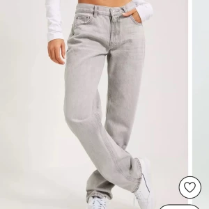 low waist straight jeans gråa - säljer dessa då dom blivit för stora för mig och inte kommer till användning längre. 