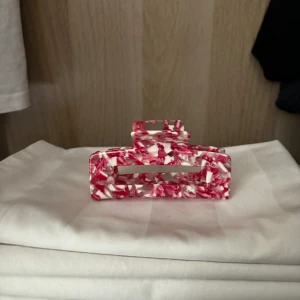 Hårklämma - Jag erbjuder dessa hårklämmor från mitt UF-företag ”LuxeClip” De är designade med hållbarhet i fokus och vi erbjuder leverans inom Stockholm. 💞💞