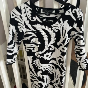 Mönstrad klänning  - Mönstrad klänning från amisu i storlek 36