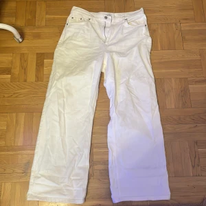 Beiga jeans, junkyard - Ett par beiga byxor som är från junkyard som inte anväts många gånger så i bra skick. Mått: 76cm runt midjan och 71cm inre söm på benet.