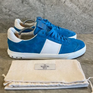 Valentino Flycrew - Säljer nu dessa blåa Valentino Flycrews i storlek 46 🔵| Skorna är helt nya, endast testade inomhus 🔵| Med skorna medkommer dustbag 🔵| alla nitar finns kvar 🔵| skriv vid minsta lilla fundering 🔵|