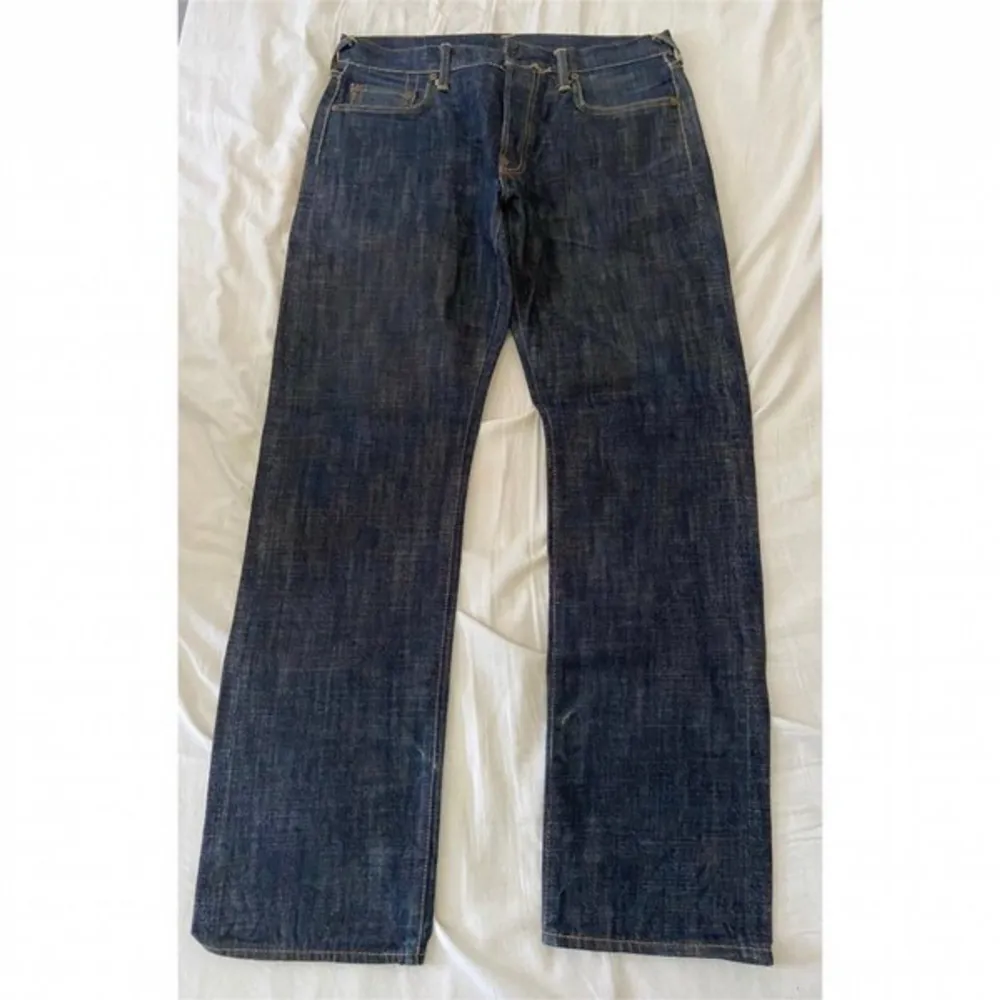 Hej! Säljer ett par byxor av märket Evisu. Jeans & Byxor.