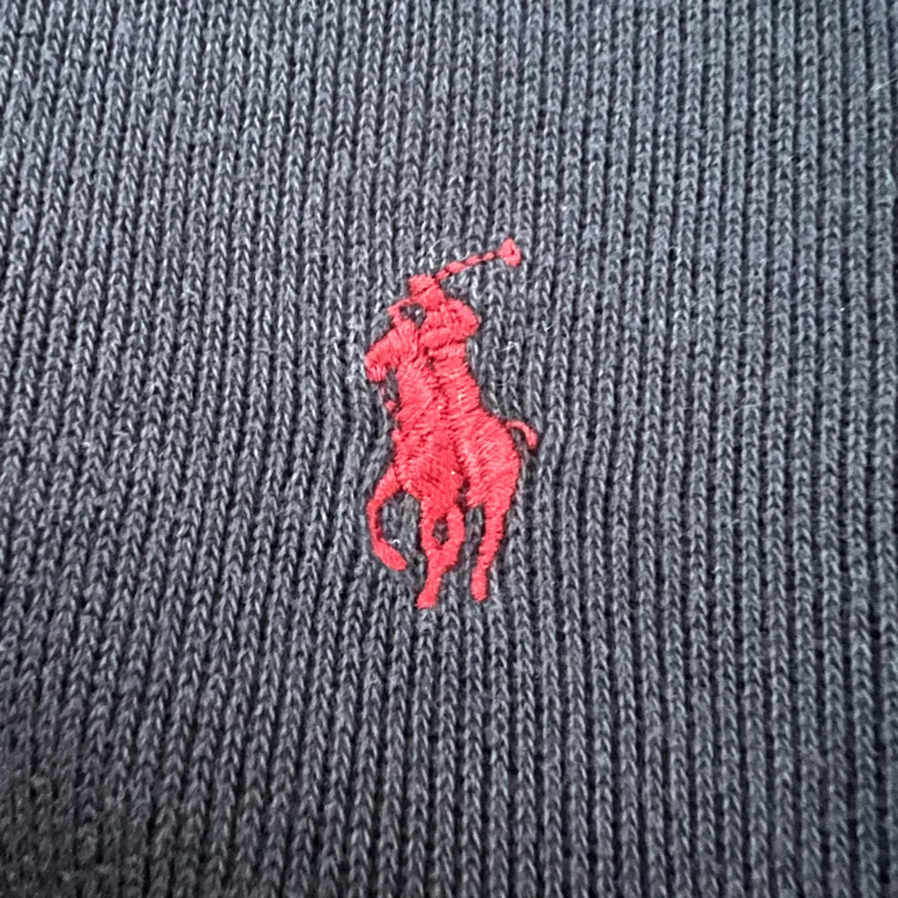 Stilren Ralph lauren halv zip i färgen marineblå,  Storlek: S Skick: 7,5/10 pytte lite urtvättad vid kragen men inget man tänker på vid användning Tveka inte att skriva för fler bilder eller annan info 🔥. Hoodies.