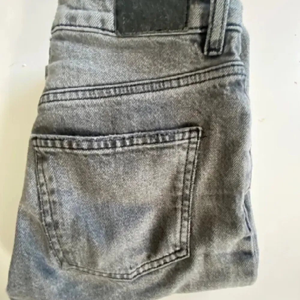 Säljer dessa gråa jeans som kommer ifrån Gina Tricot. Säljer de pga att de är för korta. Nypris är 499kr och jag säljer de för 100kr. Kan tänka mig att sänka priset vid snabbt köp. De är i sorlek 32, kontakta mig vid frågor,intresse eller fler bilder. Jeans & Byxor.