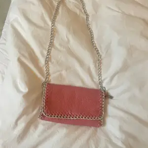 En rosa liten väska, nästintill oanvänd. Köpt från Scorett (tiamo). Säljer då jag inte använder den 🩷