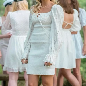 Adoore klänning vit  - Vit klänning från Adoore! Bara använd en gång så jättefint skick