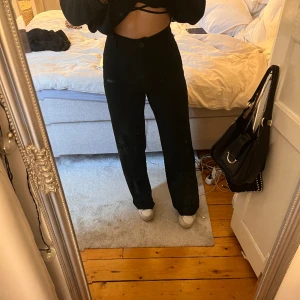 kostymbyxor  - Super fina kostymbyxor från bershka i str 34! Använda fåtal gånger🥰 nypris 379