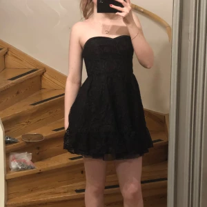 Fin Klänning - Svart/lila klänning med spets. Från Hm. Superfin och bra kvalitet. 3 för 2 på allt! 💜🖤