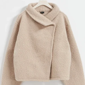 Teddy kappa - Säljer dennna as snygga teddy kappan från Gina tricot som endast är använd 3 gånger. Köpte för 599kr💞