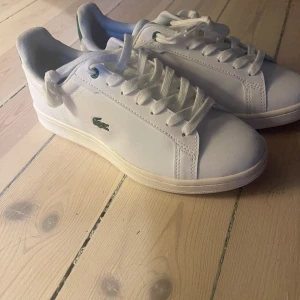 Skit snygga Lacoste skor - Helt nya lacoste skor i storlek 38, säljer pga att jag köpte fel storlek! Pris kan förhandlas vid smidigt köp!🙌🏻