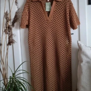 Stickad klänning H&M - Aldrig använd, ny med prislapp. Midiklänning med tungt fall. 