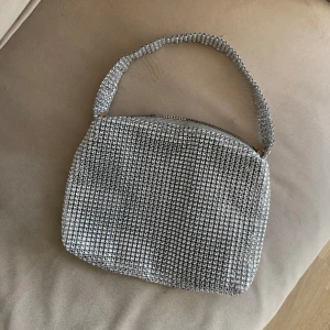 Silver väska  - Oanvänd silvrig väska, telefon, plånbok och mindre grejer ryms i den! 🪩