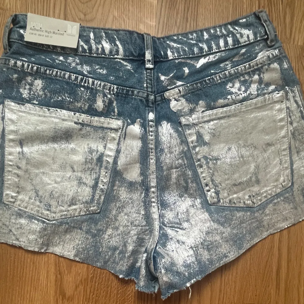 Sprillans nya fina jeans shorts med ett jätte fint mönster på💗de är i stolek 40 💗. Shorts.