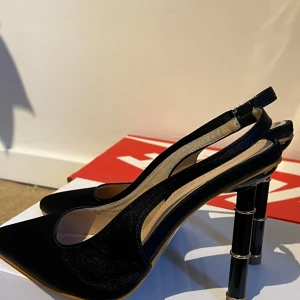 Svarta höga klackar  - Säljer svarta mocka liknande hög klackar för det aldrig kommer till användning. Endast använd en gång, toppen skick. Klackarna är 9cm höga. Skriv vid minsta fundering 💗