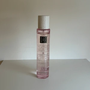 Parfym - Säljer denna bodymist från rituals.  Nypris 239kr, säljer för 120💕