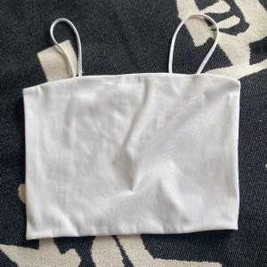 Linne Monki - Vitt croppat linne från Monki