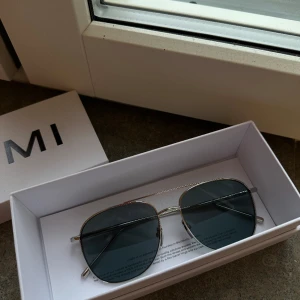 Chimi Aviator - Gråa med silverbågar. Aldrig använda, nyskick!  Superfina till våren och sommaren☀️