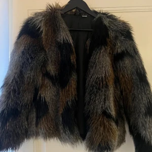 pälsjacka hm - faux fur pälsjacka från hm! använd men i fint skick, inga skavanker. 