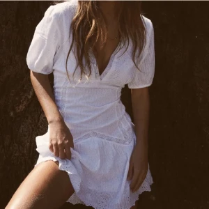 Vit zara klänning  - Jättesöt klänning från zara i storlek S, finns några mindre bus-fläckar på insidan men syns ej när man har den på sig, skriv privat för bilder