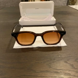 Chimi 02 - Tja, säljer ett par riktigt feta Chimis, i färgen Brown. De är i ett mycket bra skick då de användes sparsamt över den senaste sommaren. Priset kan diskuteras vid snabb affär.  Tveka inte att höra av er vid frågor och funderingar!  