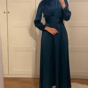 Klänning - Oanvänd maxiklänning i satin med en knytskärp eller hängande bälte.