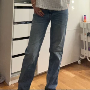 Jeans  - Säljer dessa jeans från GinaTricot i storlek 34! Säljer då de inte passar mig längre💕Skriv vid frågor!